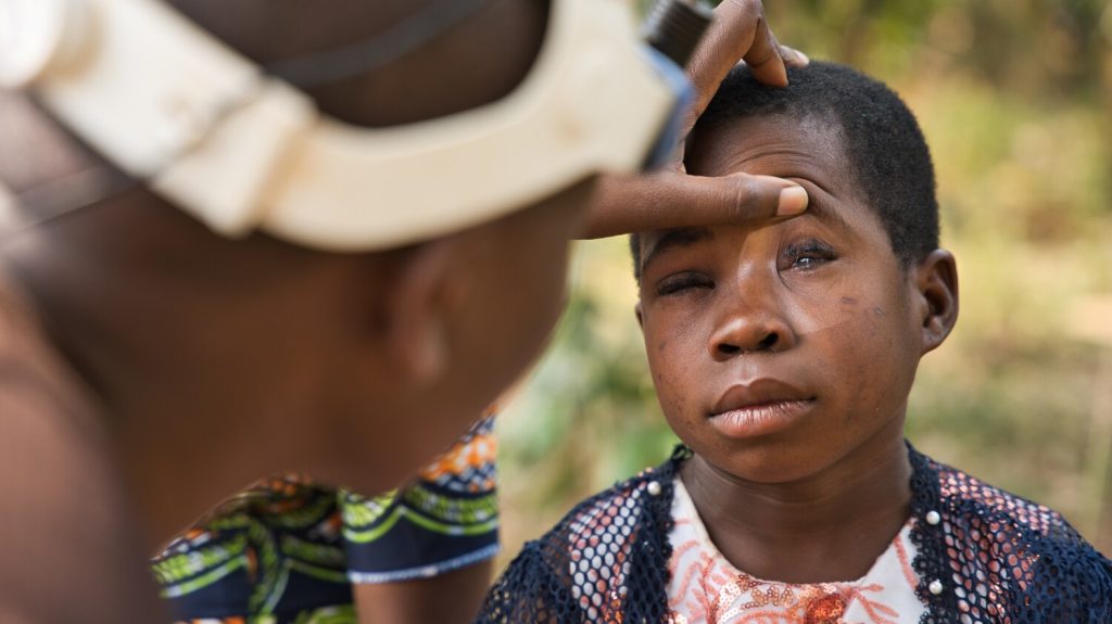 Samanthas øye blir undersøkt av en helsearbeider.