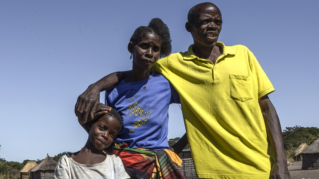 Nalukena står ute sammen med moren og faren sin. Faren hennes har armen rundt morens skuldre.