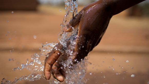 Et nærbilde av noen som vasker hendene.