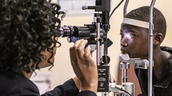 Mary får øynene sine undersøkt av en øyehelsearbeider.